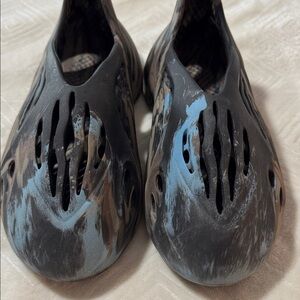 Sculpted Slip-On Foam Clog in Black & Slate Blue